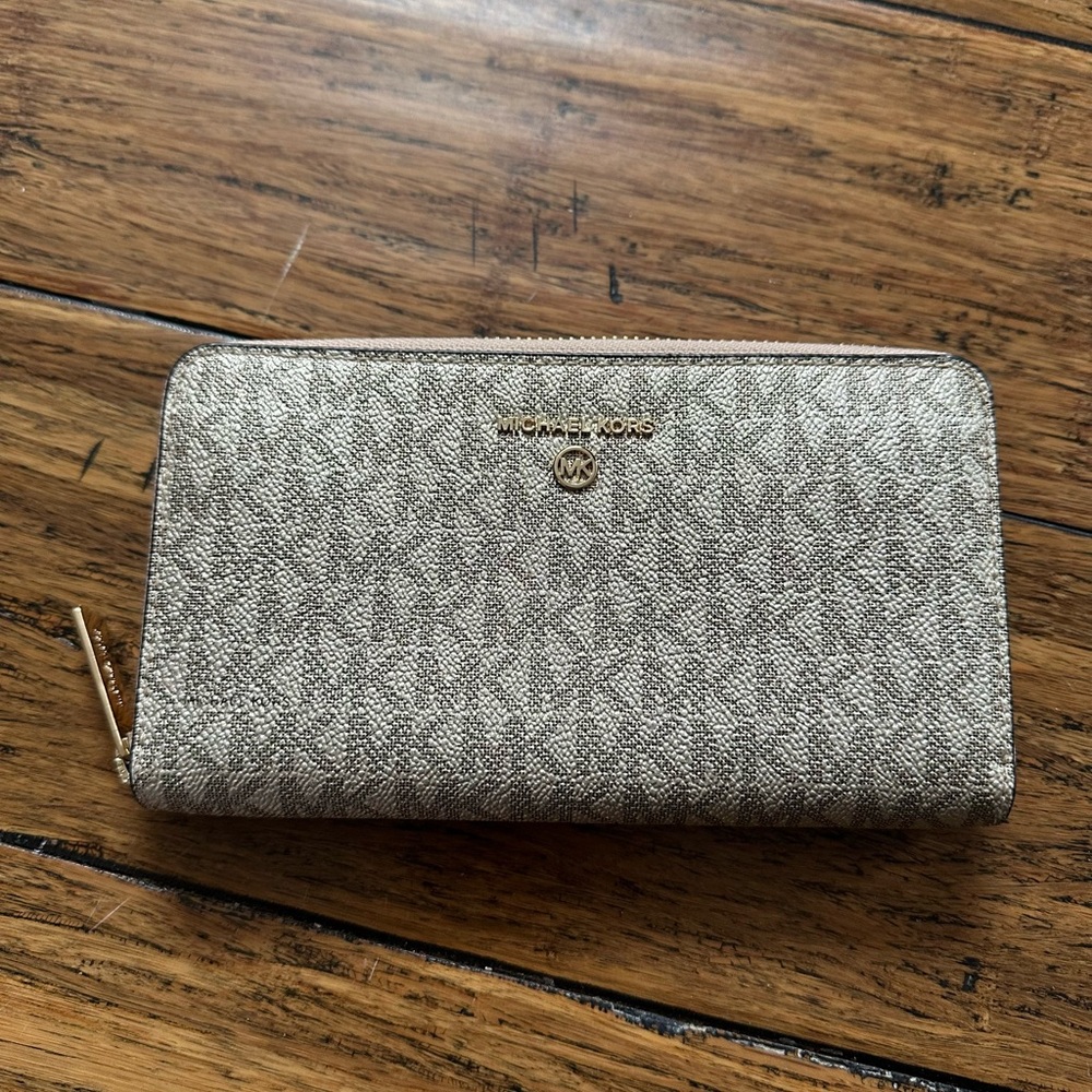 Michael Kors Textured Gray Wallet